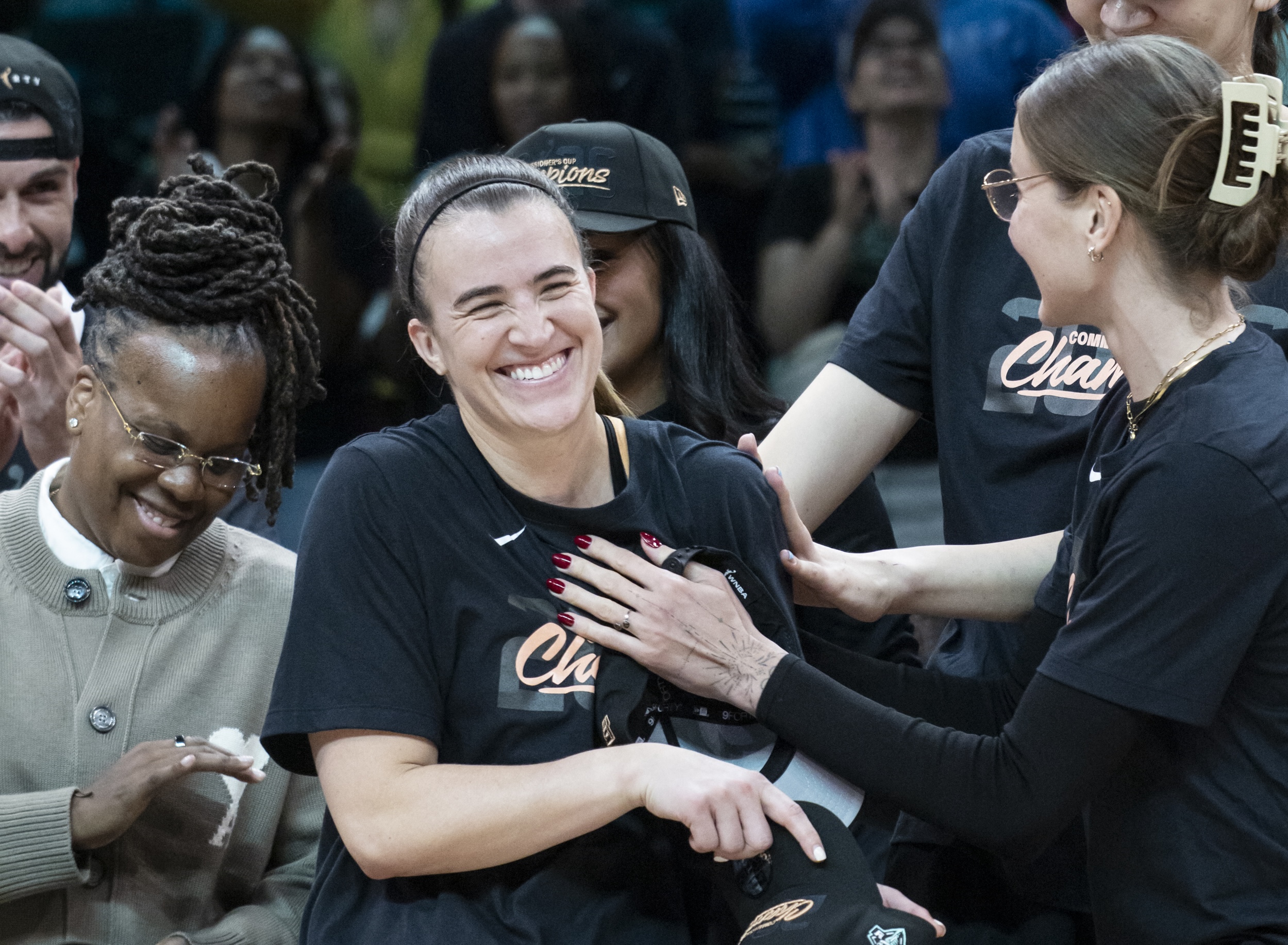 Sabrina Ionescu nº 20 do New York Liberty comemora vitória sobre o Las Vegas Aces pelo WNBA Commissioner's Cup Championship