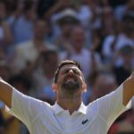 Wimbledon 2026 – Djokovic iguala Federer com a 105ª vitória em Wimbledon e avança para a quarta rodada