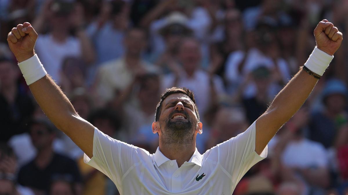 Wimbledon 2026 – Djokovic iguala Federer com a 105ª vitória em Wimbledon e avança para a quarta rodada