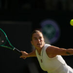 Aryna Sabalenka, da Bielorrússia, devolve a bola para Jelena Ostapenko, da Letônia, em sua partida individual feminina da terceira rodada do Campeonato de Tênis de Wimbledon, em Londres, sexta-feira, 3 de julho de 2026.