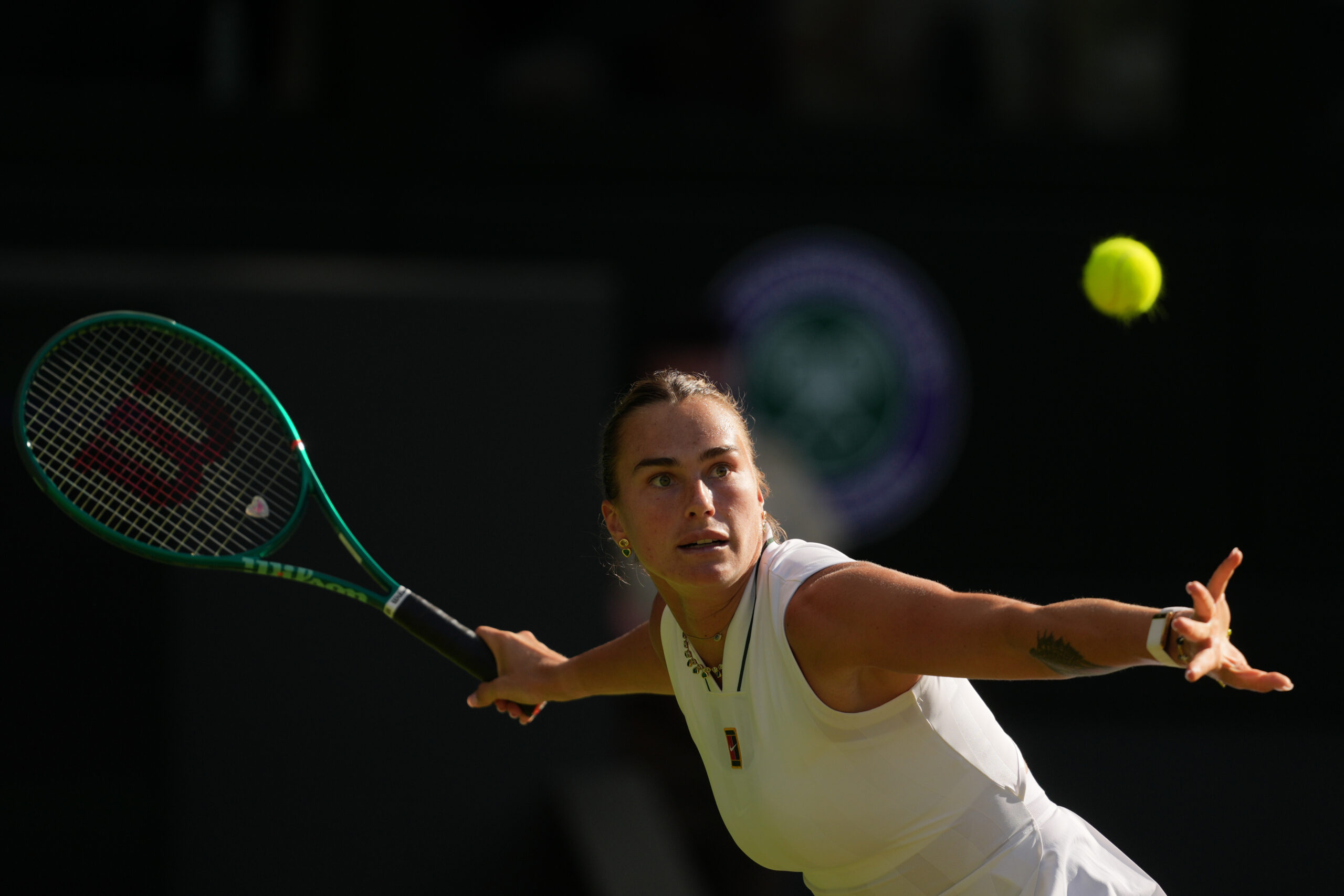 Aryna Sabalenka, da Bielorrússia, devolve a bola para Jelena Ostapenko, da Letônia, em sua partida individual feminina da terceira rodada do Campeonato de Tênis de Wimbledon, em Londres, sexta-feira, 3 de julho de 2026.