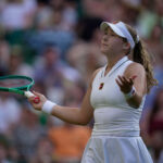 Mirra Andreeva, da Rússia, reage depois de perder um ponto para Barbora Krejcikova, da República Tcheca, na partida individual feminina da segunda rodada do Campeonato de Tênis de Wimbledon, em Londres, quarta-feira, 1º de julho de 2026.