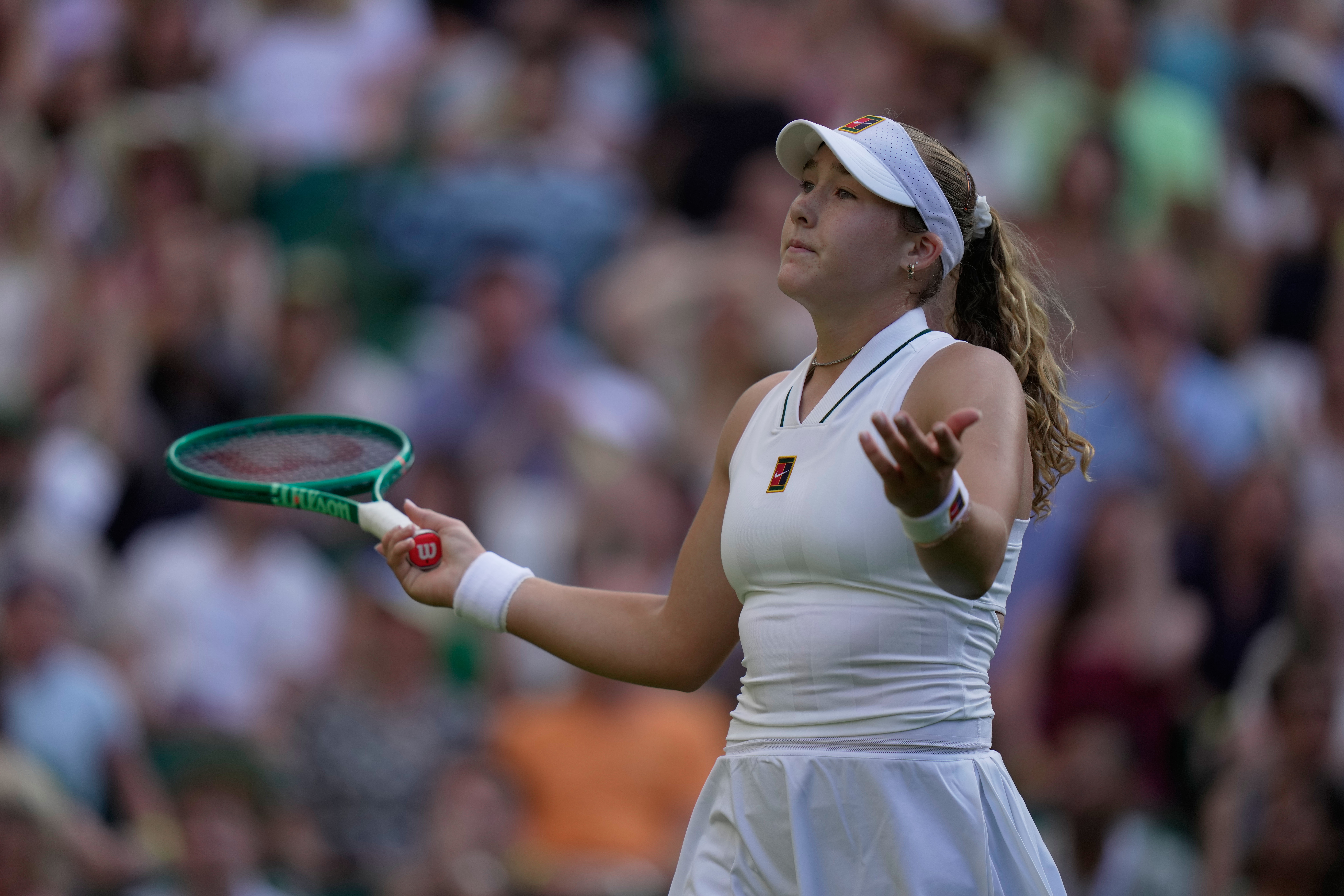 Mirra Andreeva, da Rússia, reage depois de perder um ponto para Barbora Krejcikova, da República Tcheca, na partida individual feminina da segunda rodada do Campeonato de Tênis de Wimbledon, em Londres, quarta-feira, 1º de julho de 2026.