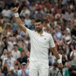 Novak Djokovic, da Sérvia, comemora sua vitória contra Stefanos Tsitsipas, da Grécia, na partida individual masculina da segunda rodada do Campeonato de Tênis de Wimbledon, em Londres, quarta-feira, 1º de julho de 2026
