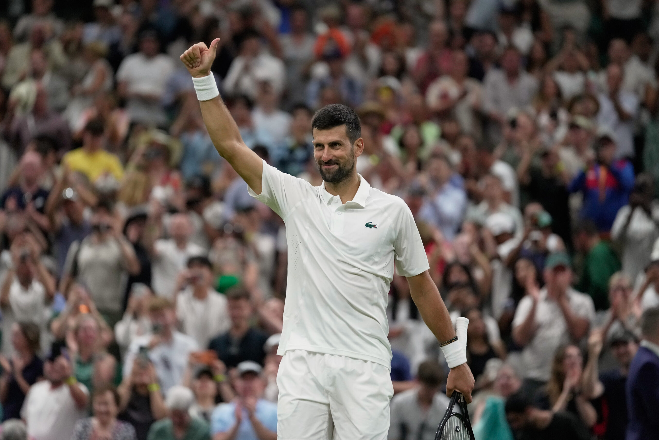 Novak Djokovic, da Sérvia, comemora sua vitória contra Stefanos Tsitsipas, da Grécia, na partida individual masculina da segunda rodada do Campeonato de Tênis de Wimbledon, em Londres, quarta-feira, 1º de julho de 2026