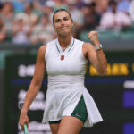 Aryna Sabalenka, da Bielo-Rússia, comemora sua vitória contra McCartney Kessler, dos Estados Unidos, na partida individual feminina da segunda rodada, no Campeonato de Tênis de Wimbledon, em Londres, quarta-feira, 1º de julho de 2026.