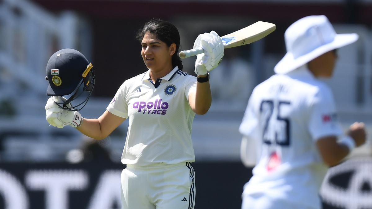 Yastika Bhatia se torna a primeira mulher a marcar um século de teste no Lord's
