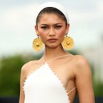 Zendaya canaliza a deusa Atena em vestido personalizado no photocall de 'The Odyssey'