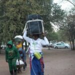 Zimbabuenses voltam para casa em meio à violência xenófoba na África do Sul