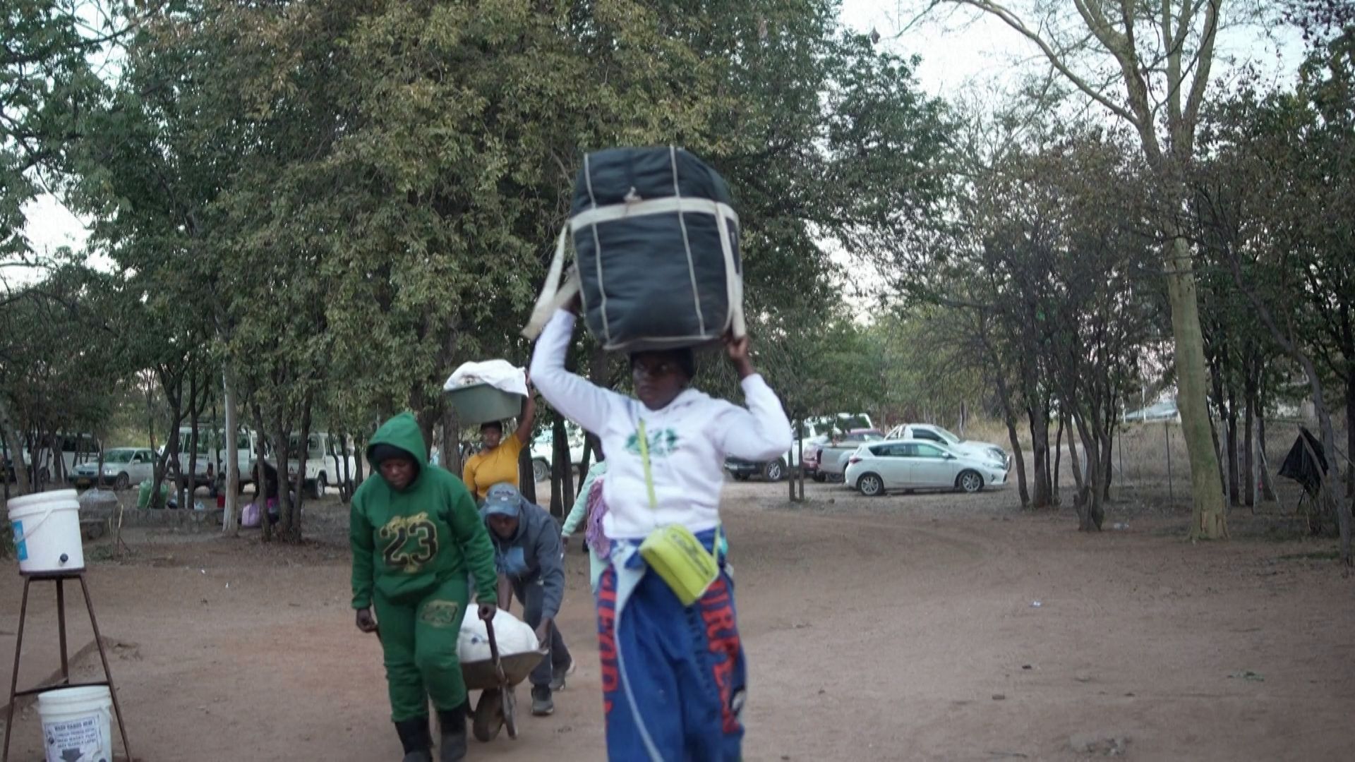 Zimbabuenses voltam para casa em meio à violência xenófoba na África do Sul