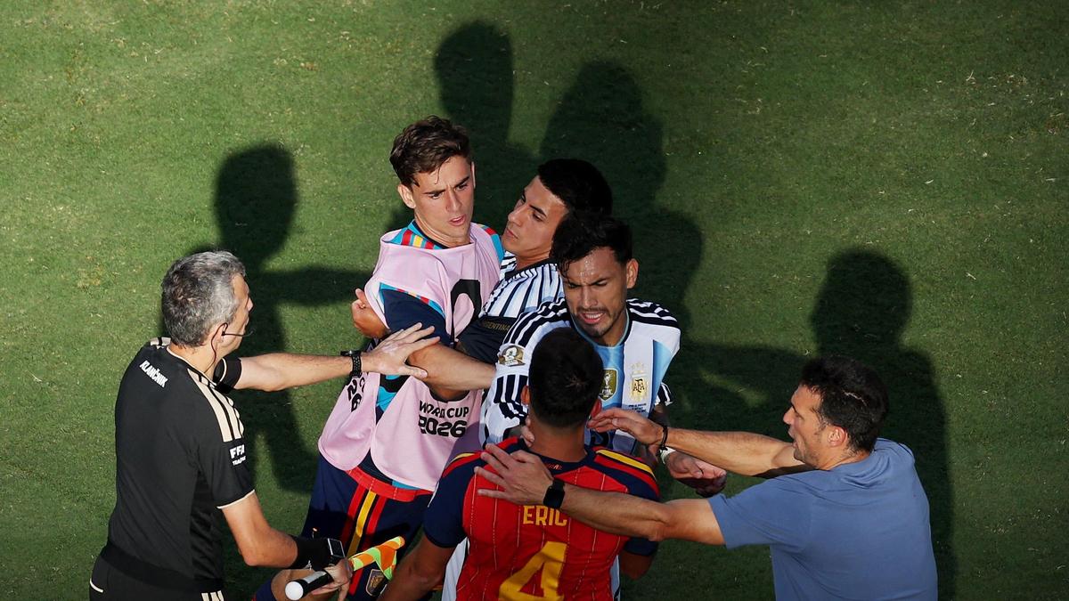 Zlatan Ibrahimovic diz que teria dado uma cabeçada em Paredes após confusão na final da Copa do Mundo