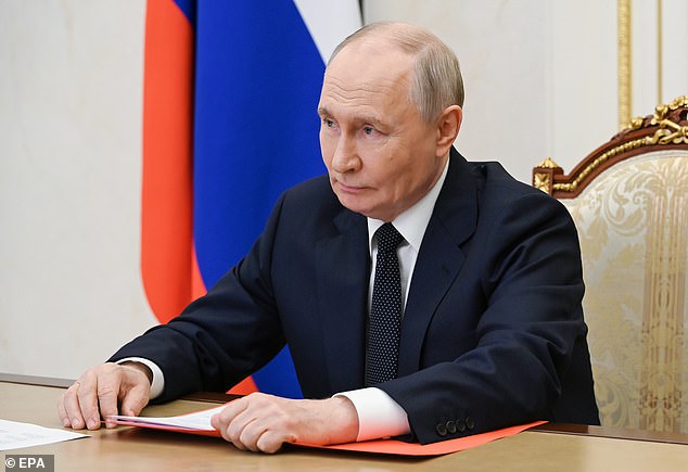O presidente russo, Vladimir Putin, preside uma reunião com membros do Conselho de Segurança por videoconferência no Kremlin, em Moscou, Rússia, 10 de julho