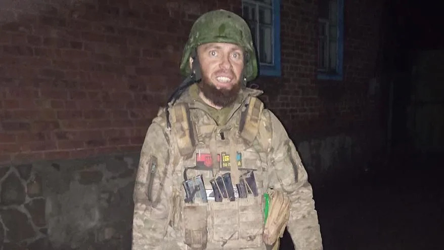 Ivan Stupak está numa rua de Kiev, olhando para a câmera