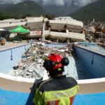 LA GUAIRA, VENEZUELA - 01 DE JULHO: Crianças brincam sob uma tenda após os terremotos que atingiram a Venezuela e outras regiões do Caribe, em 1 de julho de 2026 em La Guaira, Venezuela. De acordo com o Serviço Geológico dos EUA (USGS), o principal terremoto de 24 de junho de 2026 foi seguido por um tremor secundário de magnitude 7,5 menos de um minuto depois. O número de vítimas fatais aumentou para 2.295, enquanto o número de feridos ultrapassou 10.000. Mais de 70 mil pessoas estão desaparecidas. (Foto de Edilzon Gamez/Getty Images)