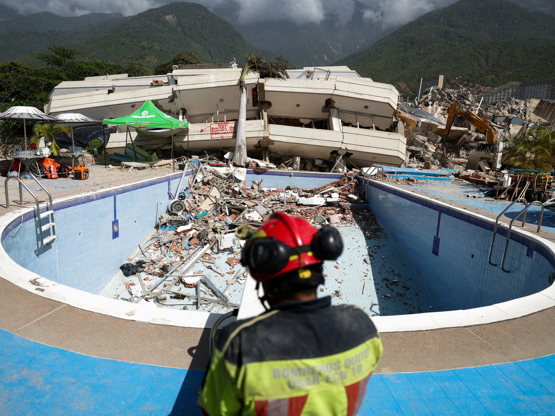 LA GUAIRA, VENEZUELA - 01 DE JULHO: Crianças brincam sob uma tenda após os terremotos que atingiram a Venezuela e outras regiões do Caribe, em 1 de julho de 2026 em La Guaira, Venezuela. De acordo com o Serviço Geológico dos EUA (USGS), o principal terremoto de 24 de junho de 2026 foi seguido por um tremor secundário de magnitude 7,5 menos de um minuto depois. O número de vítimas fatais aumentou para 2.295, enquanto o número de feridos ultrapassou 10.000. Mais de 70 mil pessoas estão desaparecidas. (Foto de Edilzon Gamez/Getty Images)